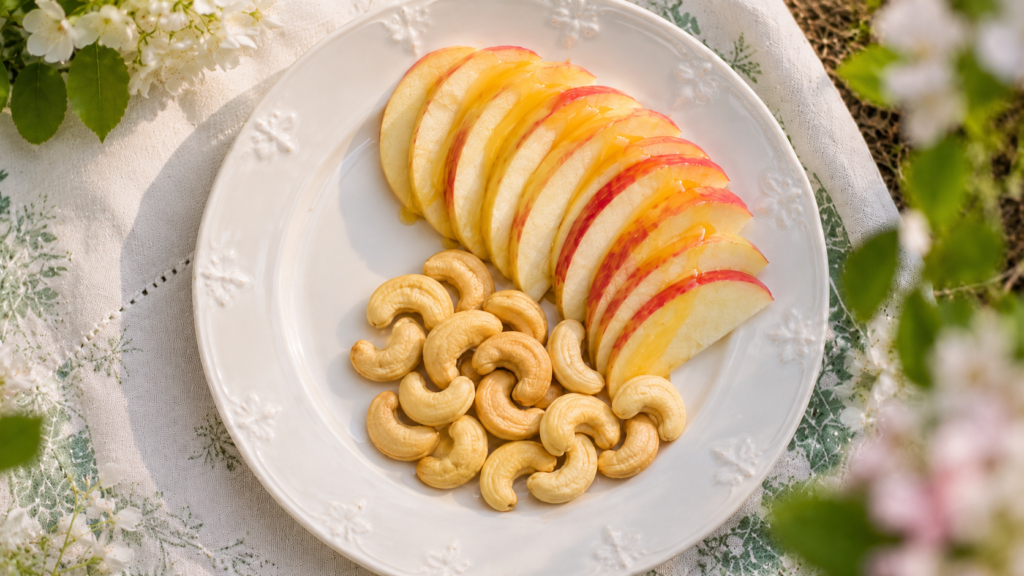 Goûter : lamelles de pomme nappées de miel accompagnées de noix de cajou